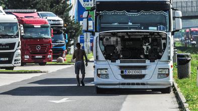 Mesec dni omejitev prometa s Hrvaške: "Tovornjakarji so našli zakonske luknje" #video