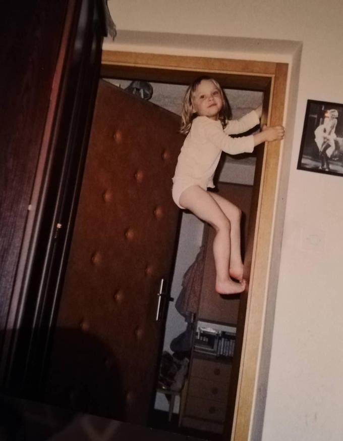 Janja je od nekdaj rada plezala po vsem, kar je bilo višje od nje. | Foto: arhiv družine Garnbret
