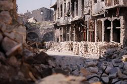 Več mrtvih v zrušenju stanovanjskega bloka v Alepu