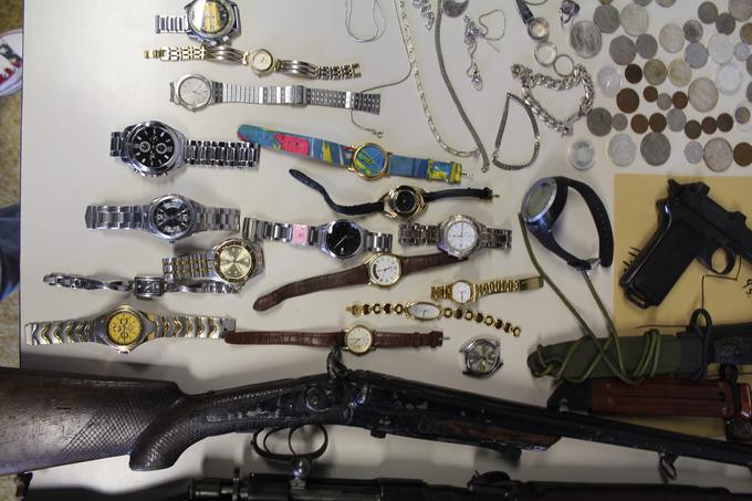 Med zaseženimi predmeti so tudi ure. | Foto: Policijska postaja Bled
