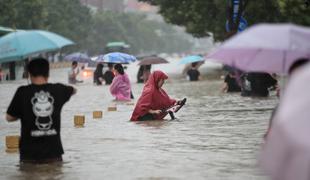 Kaos zaradi poplav na Kitajskem: 25 mrtvih, 200 tisoč so jih evakuirali #video