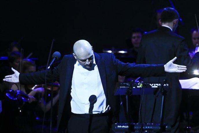 Srečanje preživelih s plinskimi maskami in orkestrom