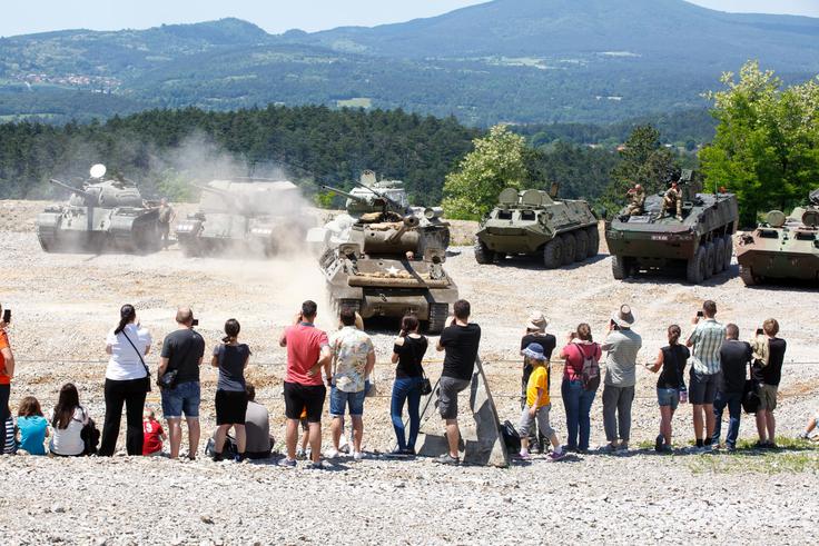 Predstavitvene vožnje oklepne tehnike. | Foto: 