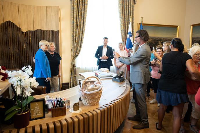 Nataša Pirc Musar, predsedničina palača | Obiskovalci so si lahko ob obisku palače v več vodenih skupinah pod strokovnim vodstvom uslužbencev državnega protokola ogledali delovne in protokolarne prostore urada predsednice. | Foto STA
