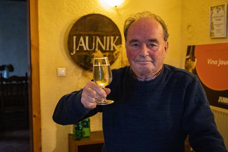 Dušan Jaunik pravi, da se je vino izpod Pohorja pilo tudi na dunajskem cesarskem dvoru. | Foto: Matej Podgoršek
