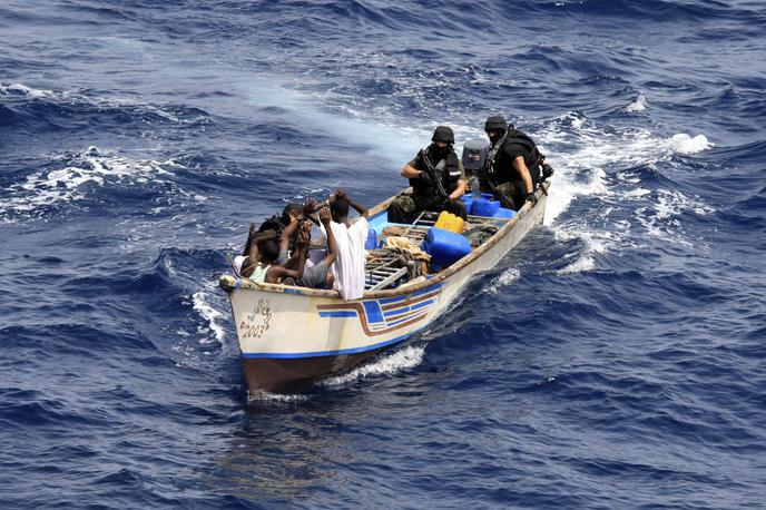 Pirati, gusarji | Allianzovi pomorski strokovnjaki ocenjujejo, da so somalijske pirate opogumili številni napadi jemenskih uporniških hutijevcev na trgovske ladje v Rdečem morju, do katerih je začelo prihajati po začetku vojne v Gazi lani oktobra. | Foto Reuters