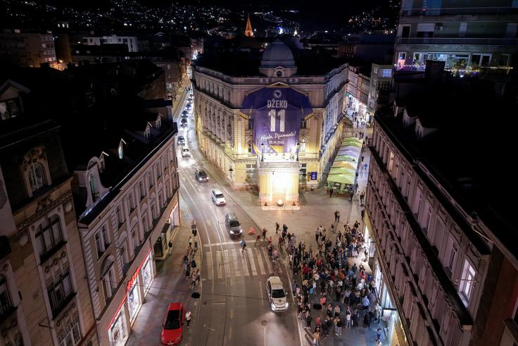Takole so v Sarajevu izobesili velikansko repliko dresa Edina Džeka. | Foto: Guliverimage