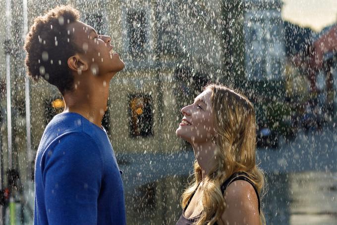 Lara Kolar in Elyes Samba v romantični sceni, ki je eden od primerov scen, ki nimajo vpliva na zgodbo, so pa videti dobro. | Foto: Constantin Film