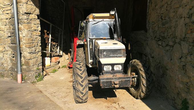 Edini lamborghini, ki smo ga opazili ob cesti, je bil ta traktor sredi Velikih Žabelj. | Foto: Gregor Pavšič