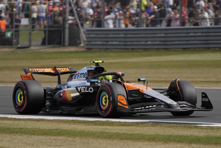 McLaren v Silverstonu nastopa z nekoliko drugače obarvanim dirkalnikom. | Foto: Reuters