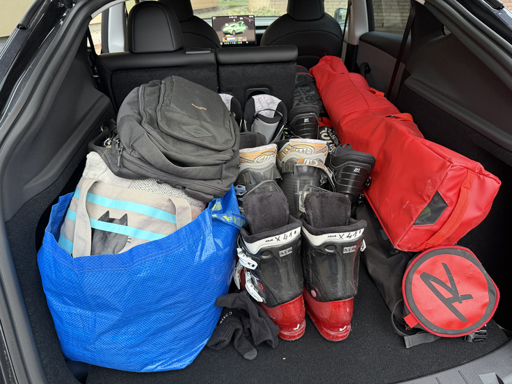 Model Y ostaja vrhunski pri prostornosti prtljažnika. Po dolžni brez težav sprejme vrečo s smučmi. | Foto: Gregor Pavšič