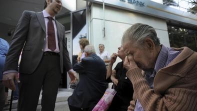 Obupani grški upokojenci taborijo pred zaprtimi bankami 