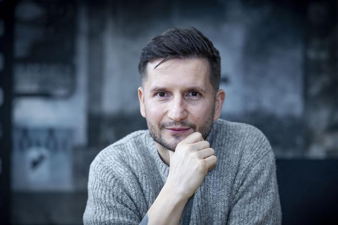 Primož Zanoškar | Vsakdan kreativnega direktorja v agenciji Great Primoža Zanoškarja obsega oglaševanje na tradicionalnih in digitalnih medijih, snovanje prepoznavnih kampanj ter skrb za podrobnosti, ki prispevajo podobi. | Foto Ana Kovač