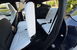 Tesla med Slovence tudi s tem trikom pri sedežih #video
