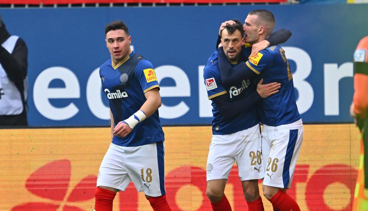 Aldin Jakupović in David Zec (skrajno levo in desno) sta na zadnji tekmi druge nemške lige s Kielom izgubila proti Greuther Fürthu (1:2). | Foto: Guliverimage