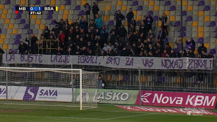 Člani navijaške skupine Viole so med prvim polčasom za nekaj minut prišli na južno tribuno, nato odvrgli igralcem papirje v obliki bankovcev, in zapustili stadion. | Foto: 