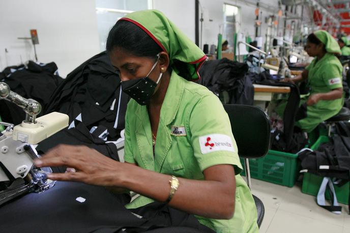 Brandix | Šrilanške oblasti so poročale, da je več kot tisoč zaposlenih v tovarni Brandix, ki je do avgusta proizvajala zaščitne maske za ameriškega naročnika, pozitivnih na testu za koronavirus (arhivska fotografija). | Foto Reuters