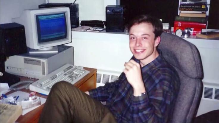 Mladi Elon Musk za računalnikom. V času nastanka te fotografije sicer ni bil več v šoli, temveč je že ustanovil svoje prvo internetno podjetje, Zip2. | Foto: 