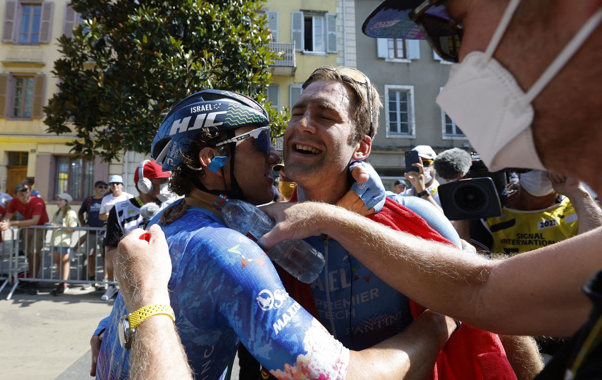 Hugo Houle | 31-letni kanadski kolesar Hugo Houle (levo) je kar deset let čakal, da bo svojemu pokojnemu bratu lahko poklonil zmago. Zdaj je to storil na najbolj cenjeni kolesarski dirki na svetu. | Foto Reuters