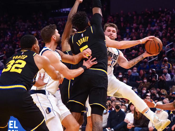 Dončić v zadnji četrtini sploh ni več stopil na parket. | Foto: Reuters