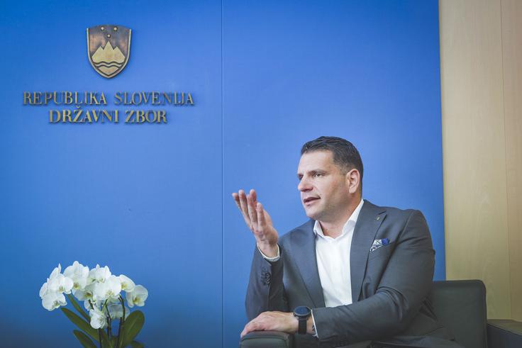 "Kar zadeva vodenje sej, pa lahko zagotovim, da je raven višja. Gre za mirnost, preudarnost in dosledno upoštevanje poslovnika, česar v preteklosti marsikdaj nismo videli," je prepričan Stevanović.  | Foto: Ana Kovač