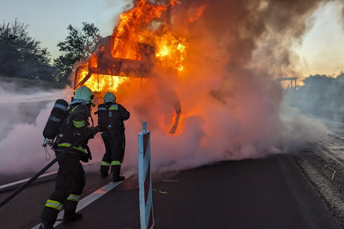 prometna nesreča | Dve hudi nesreči sta se zgodili v bližini mesta Győr, 122 kilometrov zahodno od Budimpešte. | Foto BM Országos Katasztrófavédelmi Főigazgatóság/Facebook