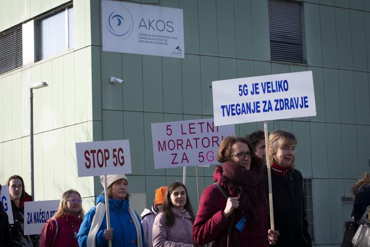 Shod proti uvajanju tehnologije 5G v Sloveniji - preds stavbo AKOSa. Utrinek s protesta proti uvajanju tehnologije 5G, ki je 9. januarja potekal pred stavbo AKOS v Ljubljani. | Foto: Bojan Puhek