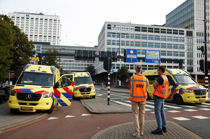 Reševalna vozila pred univerzitetno bolnišnico v Rotterdamu | Foto: Reuters