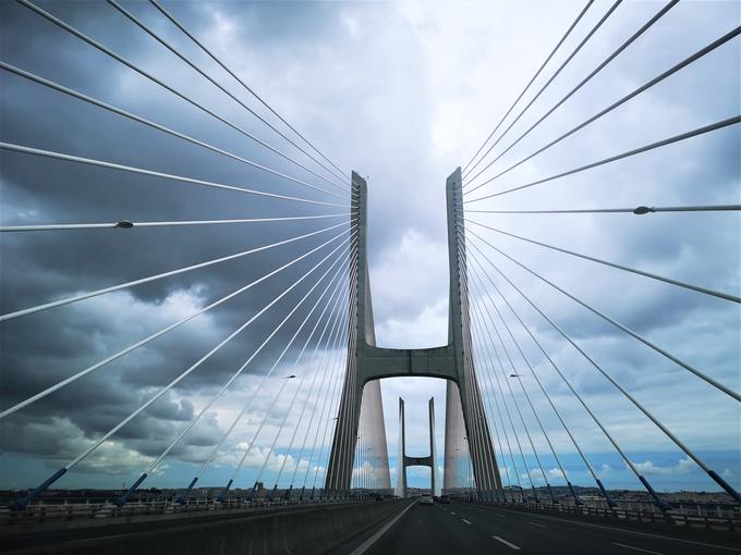 Osupljiv je pogled na konstrukcijo mostu in močne jeklenice, ki podpirajo njegovo gmoto. Pešci čez most ne smejo. | Foto: Gregor Pavšič