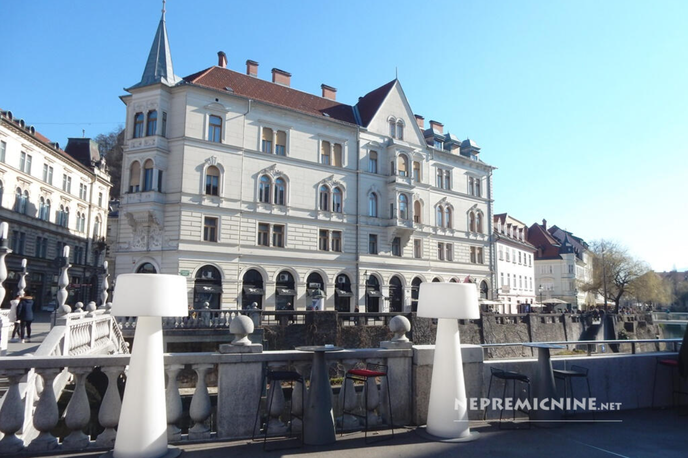 Filipov dvorec | Stanovanje ima pogled na Prešernov trg in Tromostovje ter reko Ljubljanico. | Foto Nepremicnine.net