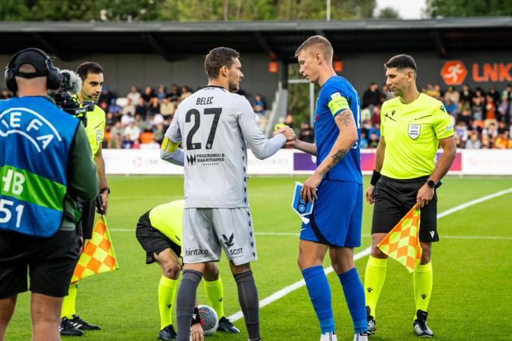 V Evropi si je tako kot kapetan RFS izmenjal pozdrave s starejšim rojakom Vidom Belcem, kapetanom Apoela. | Foto: Osebni arhiv