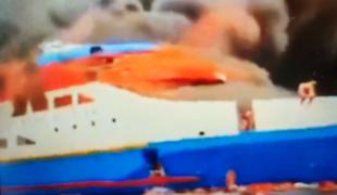 Huda nesreča: potniki skakali v morje, pet jih je umrlo