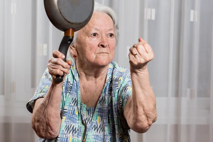 Ponev | 94-letnica je v sosedo vrgla ponev. Fotografija je simbolična.  | Foto Shutterstock