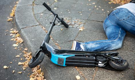 Voznik električnega skiroja trčil v 90-letnika, ki je utrpel hude poškodbe