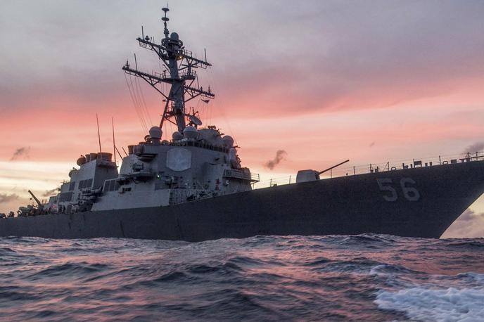 Ameriški vojaški rušilec USS John S. McCain | Oborožene skupine, ki nasprotujejo Izraelu, v odziv na njegovo posredovanje v Gazi, kjer je od začetka oktobra umrlo že več kot 20 tisoč ljudi, izvajajo napade tudi drugod v regiji. Njihove tarče so na primer ameriške sile v Iraku in Siriji, kjer naj bi po trditvah Washingtona za napadi stale skupine, ki jih podpira Iran. Na fotografiji rušilec mornarice ZDA. | Foto Reuters