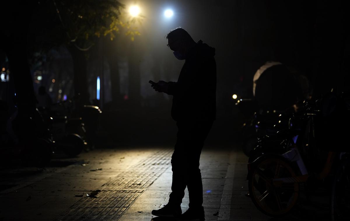 Telefonski klic, Kitajska, maska | Kitajska se je v zadnjih letih spremenila v državo, kjer si oblast državljane prizadeva nadzorovati na vsakem koraku. To še posebej velja za večja mesta, kjer tako rekoč vsak kvadratni centimeter prečesavajo varnostne kamere. | Foto Guliverimage