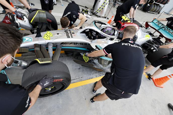 Mercedes Hamilton | Lewis Hamilton misli, da njegov Mercedes še ni dovolj hiter za zmage. | Foto Reuters