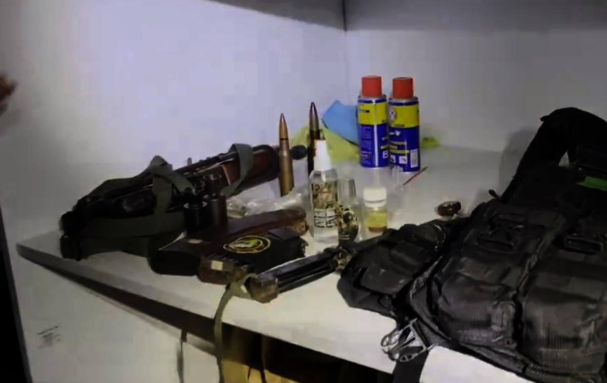 Izrael | Del opreme, nabojev in orožja, ki so ga izraelski vojaki po navedbah IDF odkrili v bolnišnici Al Šifa. | Foto IDF
