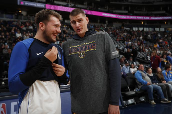 Luka Dončić, Nikola Jokić | V noči na soboto sta se pomerila Luka Dončić in Nikola Jokić, več zadovoljstva pa je imel po koncu dvoboja srbski košarkar, ki je s soigralci zadal Dallasu prvi poraz v sezoni. | Foto Guliverimage