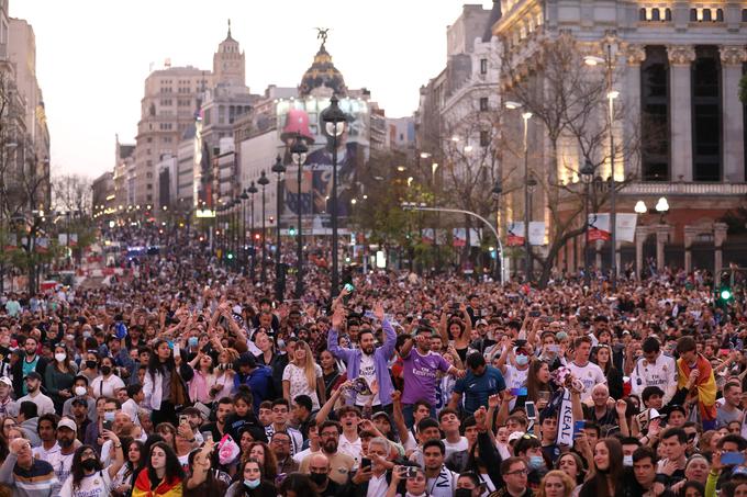 Na madridskih ulicah je bilo v nedeljo, ko je Real proslavljal naslov državnega prvaka, še kako veselo. | Foto: Reuters