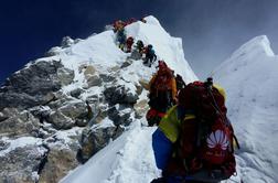 Mount Everest tudi letos oblegajo množice, padel je rekord