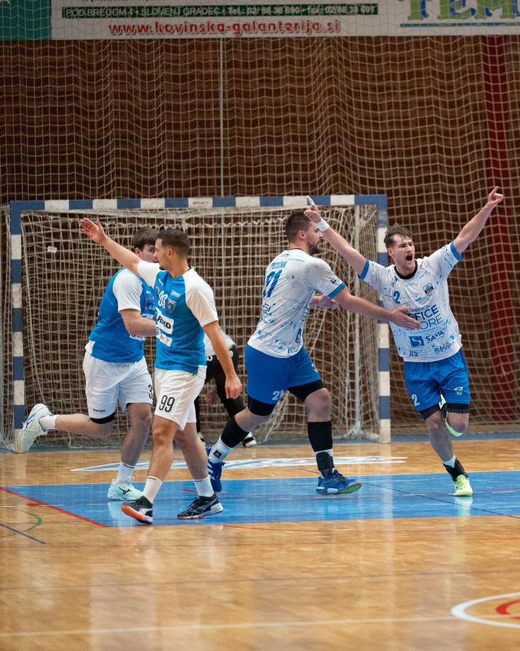Slovenj Gradec je do odločilne prednosti proti Ribnici prišel sredi drugega polčasa, ko je ušel na štiri gole razlike.  | Foto: Larisa Vušnik