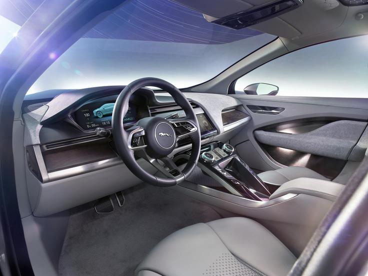Armaturna plošča je pomaknjena bolj naprej, saj spredaj ni klasičnega motorja. I-pace ima dva prtljažna prostora, enega spredaj in drugega zadaj. | Foto: Jaguar