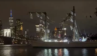 Jadrnica vojaške mornarice trčila ob Brooklynski most: umrla dva mornarja, več ljudi ranjenih #video
