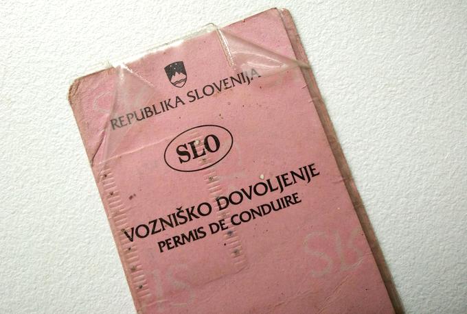 V Sloveniji ima veljavno vozniško dovoljenje približno 1,4 milijona ljudi, od tega jih je več kot 700 tisoč staro papirnato že zamenjalo z novim plastičnim. | Foto: Vid Libnik