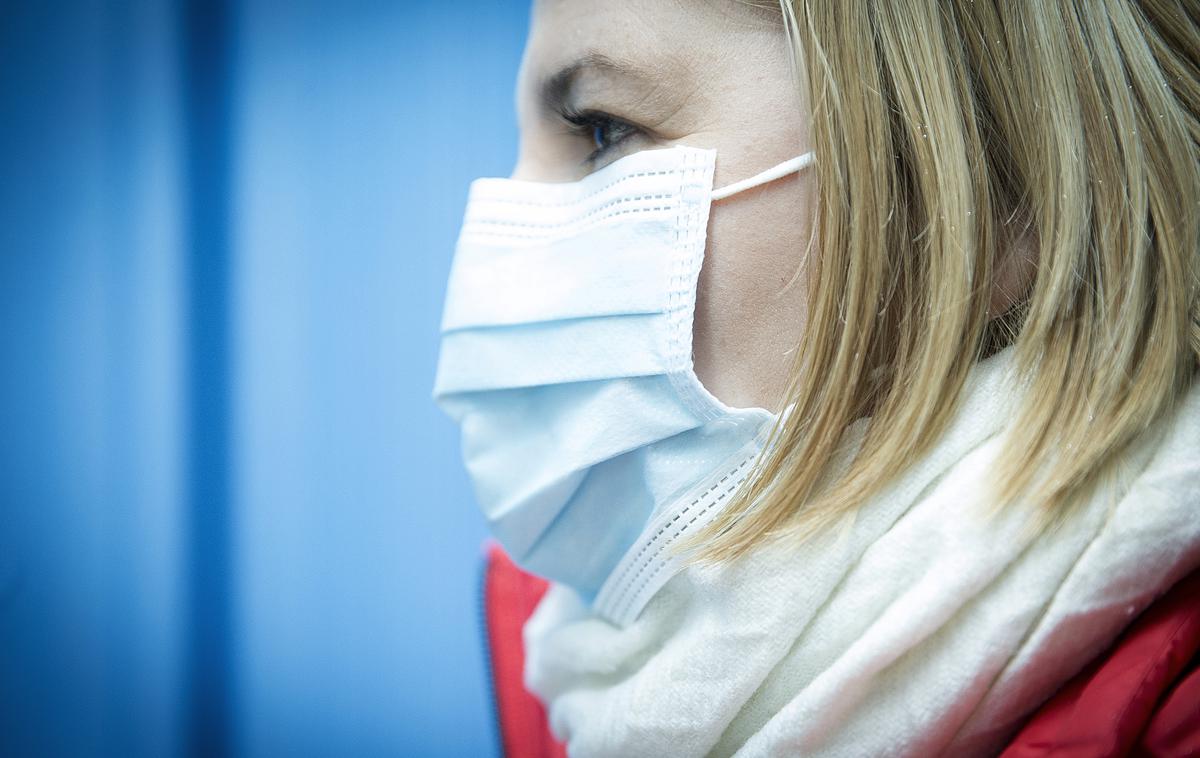 Maska koronavirus | Po 31. maju, ko se bo v Sloveniji iztekla razglasitev epidemije novega koronavirusa, bo v določenih primerih še vedno obvezna uporaba zaščitnih mask. | Foto Ana Kovač