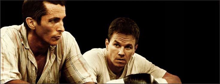 Film Davida O. Russlla prikaže navdihujočo resnično zgodbo o bratih boksarjih (Mark Wahlberg in Christian Bale), ki sta skupaj trenirala za zgodovinski naslov in združitev družine ter se s tem odkupila za grehe iz preteklosti. Bale in Melissa Leo sta na Oskarjih z vlogama slavila v stranskih igralskih kategorijah. • V videoteki DKino. | Foto: 
