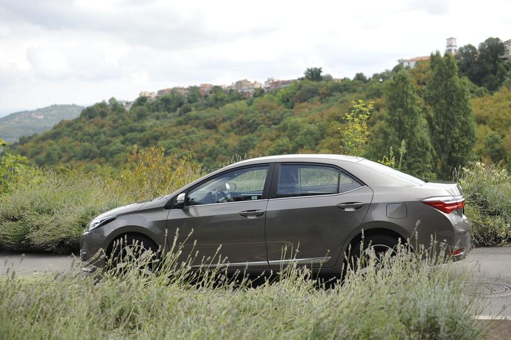 Medosna razdalja nopve corolle meri zavidljivih 270 centimetrov, to je enako kot pri večji toyoti avensis. | Foto: Aleš Črnivec