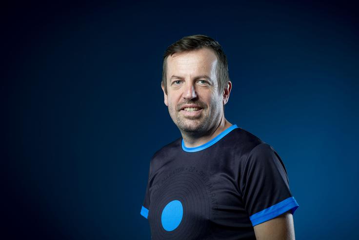 Marko Roblek je po duši minimalist, ki namesto na stvari stavi na doživetja. Je mož in oče treh nadobudnih otrok, s katerimi že od mladih nog odkriva skrivnosti narave. Najlaže se sprosti v gorah ali s pravo družbo, ko pohaja po Sloveniji. | Foto: Ana Kovač