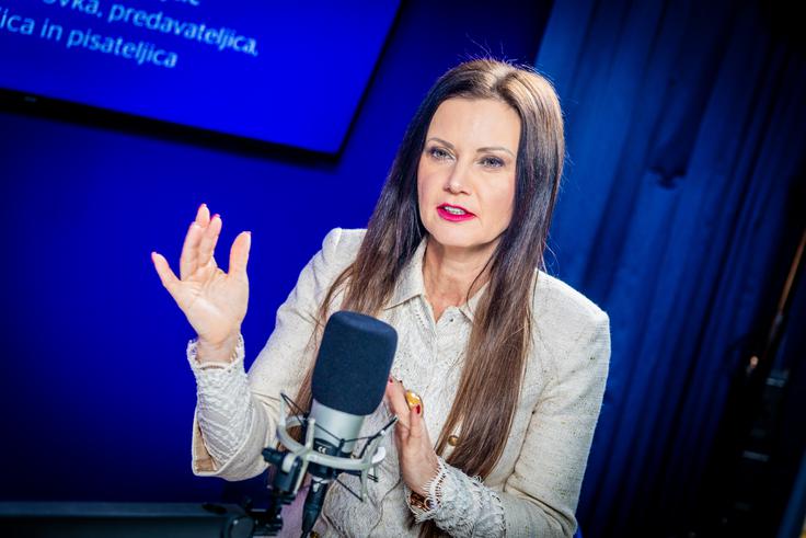 "V PR nisem prišla kot nekdo brez izkušenj. Vstopila sem z razumevanjem medijev in z občutkom, kaj pomeni javni prostor," pove Andreja. | Foto: Gaja Hanuna